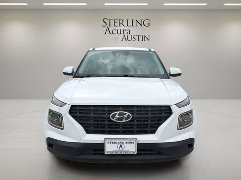 Used 2022 Hyundai Venue SE FWD image 2