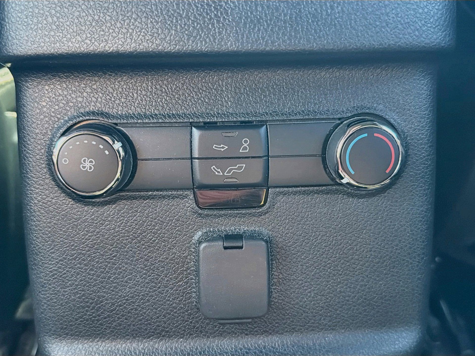 Used 2016 Ford Explorer XLT FWD image 28