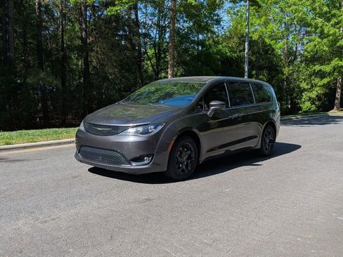 Used 2018 Chrysler Pacifica Touring Plus w/ S Appearance Package FWD image 3