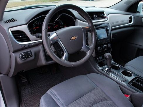 Used 2016 Chevrolet Traverse LT w/ Style and Technology Package image 9