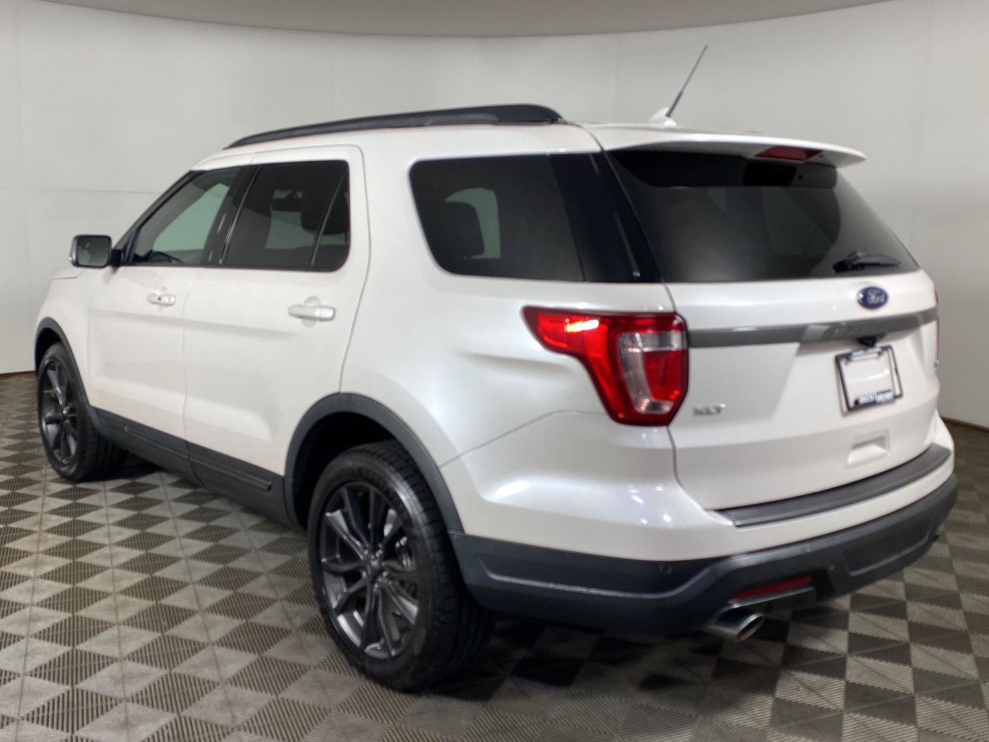 Used 2018 Ford Explorer XLT w/ Equipment Group 202A AWD/4WD image 31