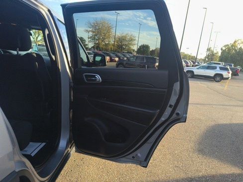 Used 2019 Jeep Grand Cherokee Laredo image 15