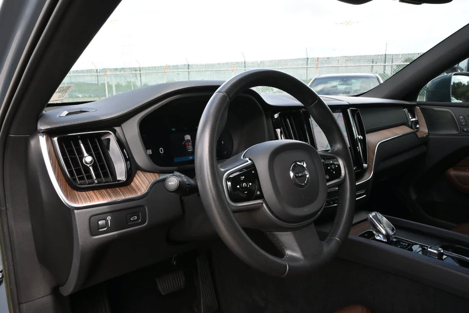 Used 2022 Volvo XC60 B6 Inscription w/ Advanced Package AWD/4WD image 16