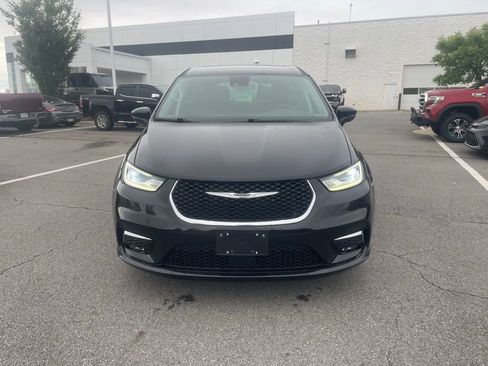 Used 2023 Chrysler Pacifica Touring-L FWD image 2