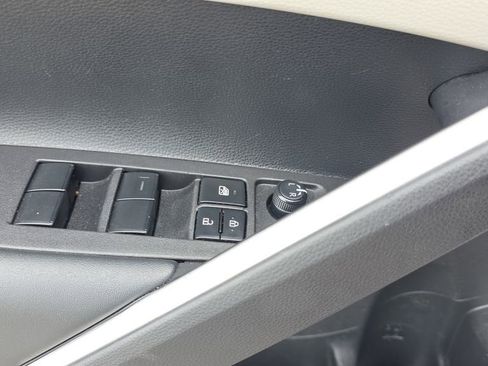 Used 2025 Toyota Corolla Cross L image 30