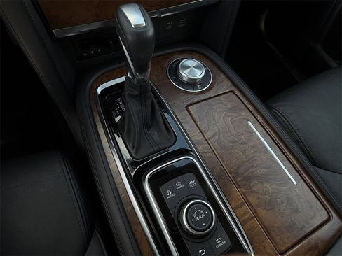 Used 2024 Nissan Armada SL image 21