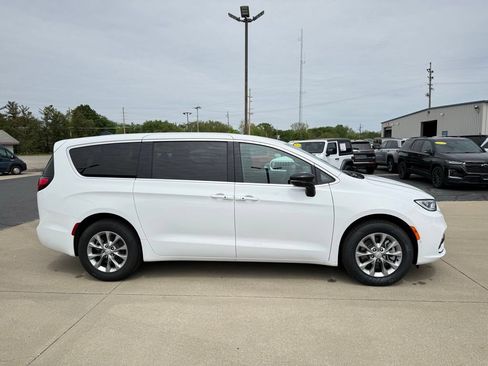 New 2026 Chrysler Pacifica Select AWD/4WD image 8