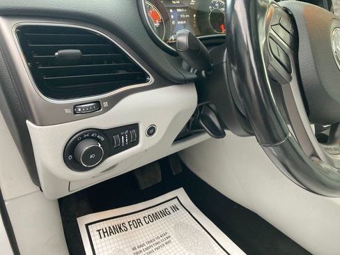 Used 2021 Jeep Cherokee Limited image 17