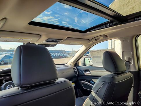 New 2025 Nissan Pathfinder Platinum image 12