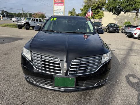 Used 2019 Lincoln MKT AWD image 11