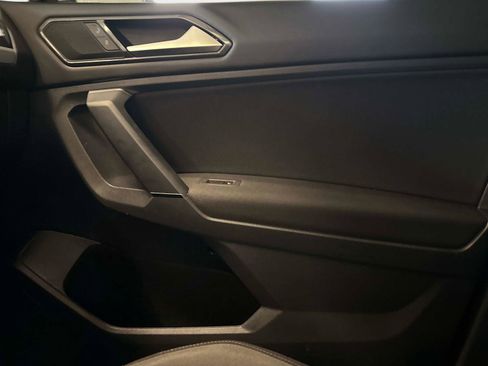 Used 2018 Volkswagen Tiguan S image 22