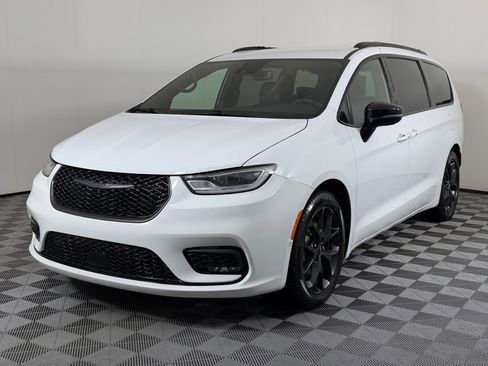 Used 2024 Chrysler Pacifica Touring-L w/ Uconnect Theater Family Group image 1