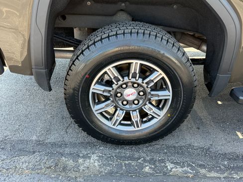 Used 2024 GMC Sierra 1500 AT4 w/ AT4 Preferred Package AWD/4WD image 11