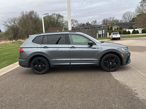 Used 2022 Volkswagen Tiguan SE R-Line image 2