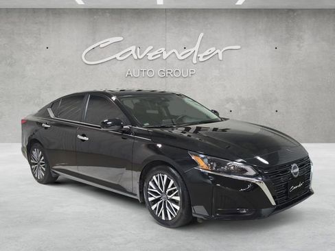 Used 2023 Nissan Altima 2.5 SV image 2