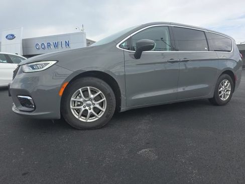 Used 2023 Chrysler Pacifica Touring-L FWD image 1