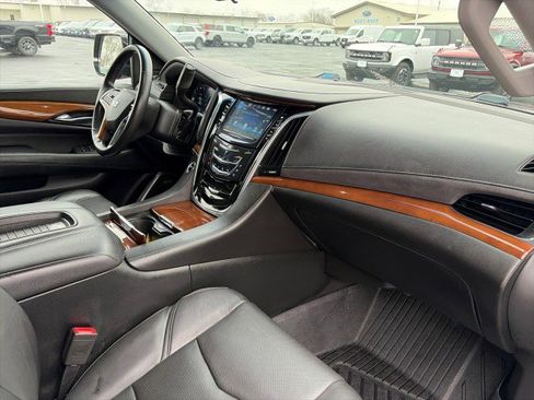 Used 2019 Cadillac Escalade Luxury image 22