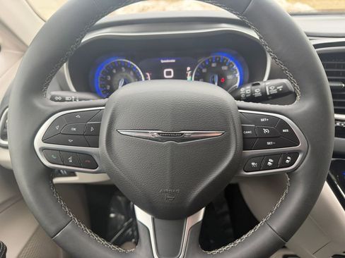 Used 2024 Chrysler Pacifica Touring-L image 21