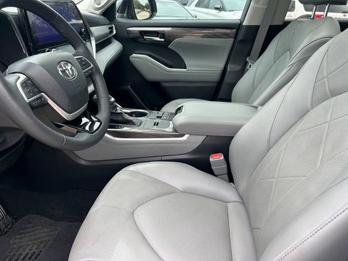 Used 2023 Toyota Highlander Platinum FWD image 11