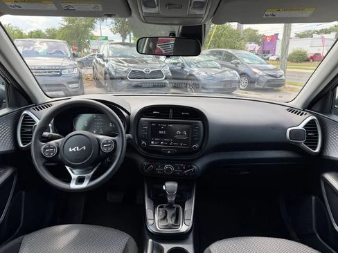 Used 2025 Kia Soul LX w/ LX Technology Package FWD image 16