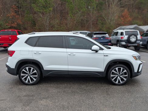 Used 2024 Volkswagen Taos SE image 10