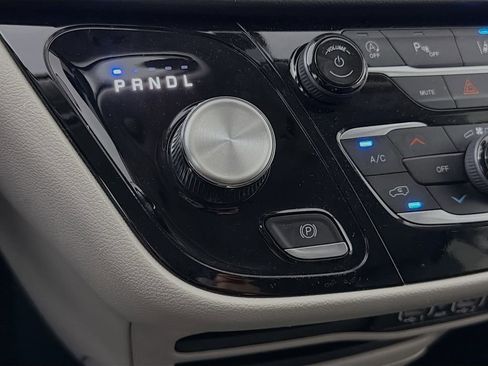 Used 2024 Chrysler Pacifica Touring-L image 19