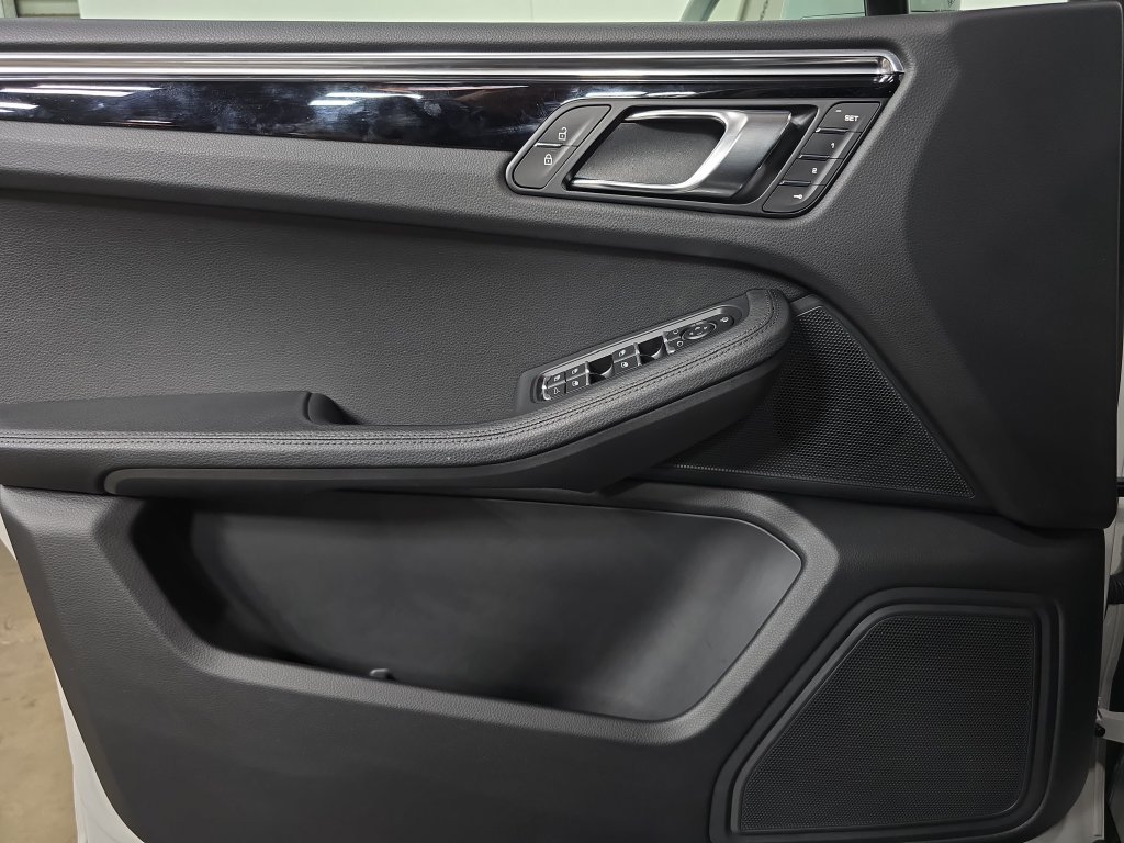 Certified 2026 Porsche Macan AWD/4WD image 22