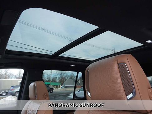 Used 2022 Cadillac Escalade Premium Luxury image 4