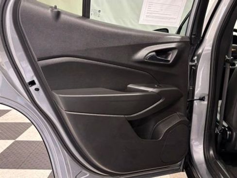 Used 2025 Chevrolet Trax LT w/ LT Convenience Package image 17