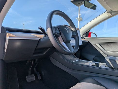 Used 2022 Tesla Model Y Long Range image 10
