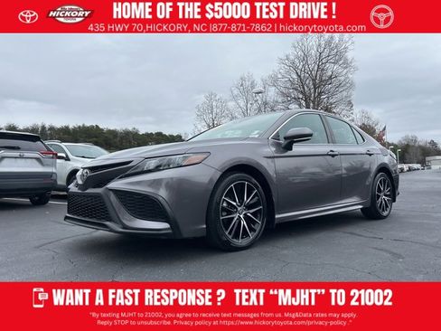 Used 2022 Toyota Camry SE image 1