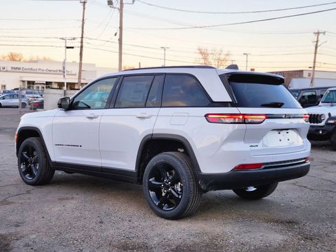 New 2025 Jeep Grand Cherokee Altitude image 3