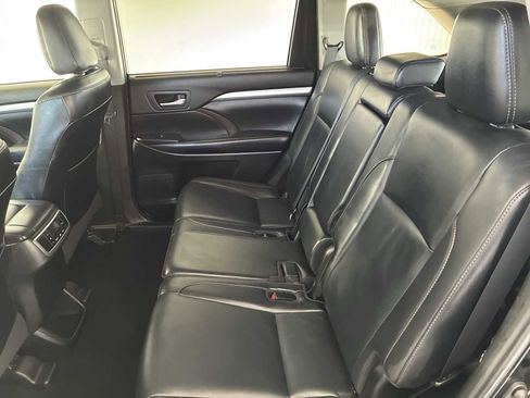 Used 2019 Toyota Highlander XLE image 24