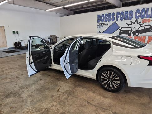 Used 2025 Nissan Altima 2.5 SV FWD image 14