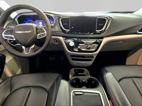 Used 2024 Chrysler Pacifica Touring-L FWD image 9