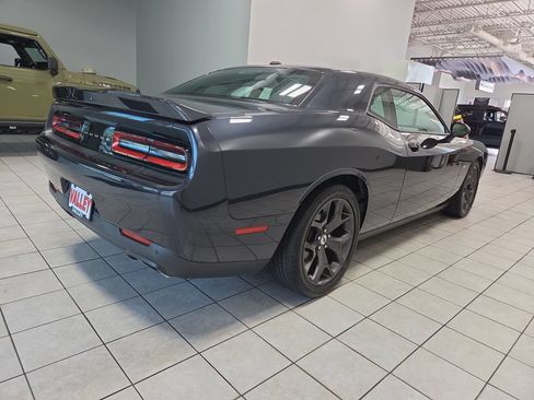 Used 2019 Dodge Challenger R/T RWD image 10