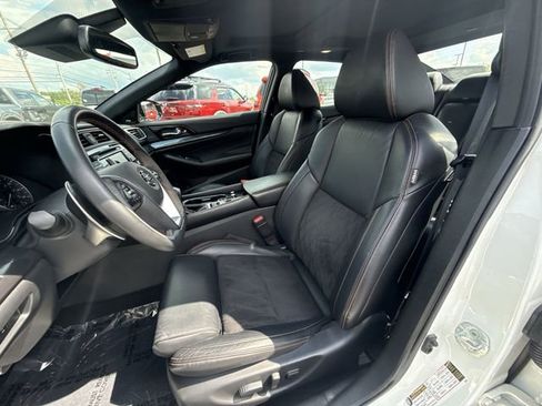 Used 2022 Nissan Maxima SR w/ Sport Mat Group FWD image 11