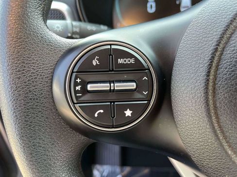 Used 2025 Kia Soul LX w/ LX Technology Package FWD image 17