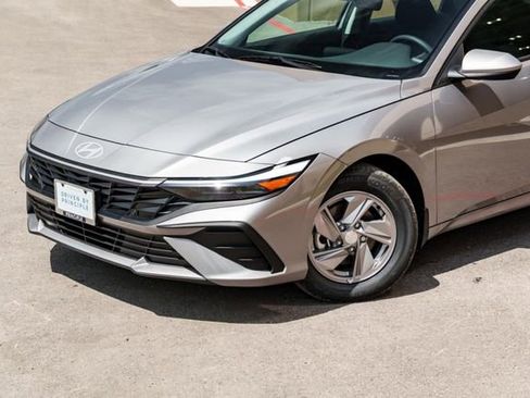 New 2025 Hyundai Elantra SE image 3