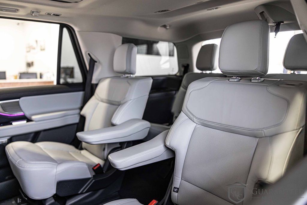 Used 2025 Ford Expedition Platinum AWD/4WD image 32