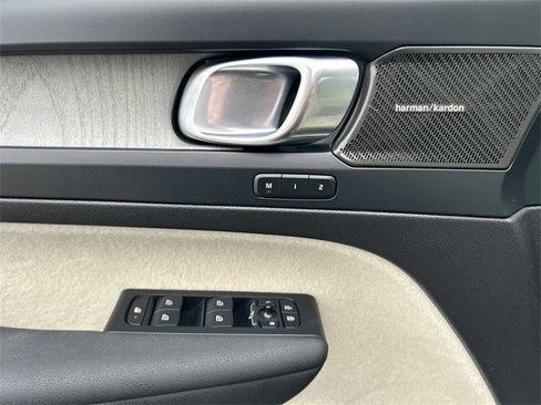 Used 2023 Volvo XC40 B4 Ultimate image 19