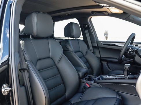 Certified 2025 Porsche Macan image 28