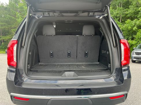 Used 2024 GMC Yukon SLT w/ SLT Luxury Package image 8