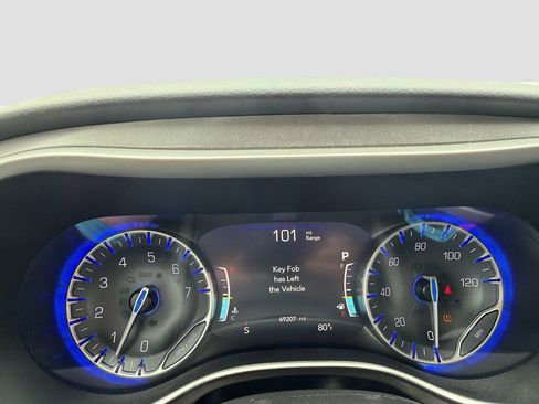 Used 2023 Chrysler Pacifica Touring-L FWD image 13
