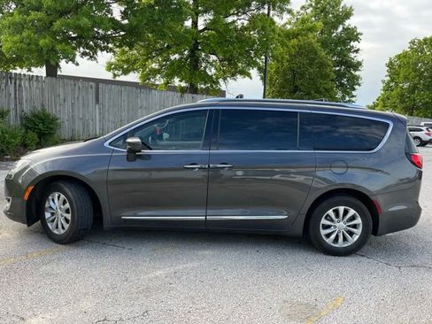 Used 2019 Chrysler Pacifica Touring-L FWD image 3