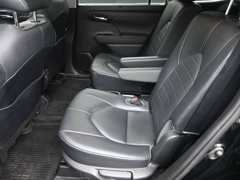 Used 2020 Toyota Highlander XLE AWD/4WD image 15