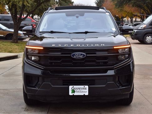 Certified 2025 Ford Expedition Active image 3