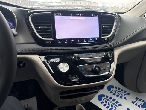 Used 2024 Chrysler Pacifica Select image 24