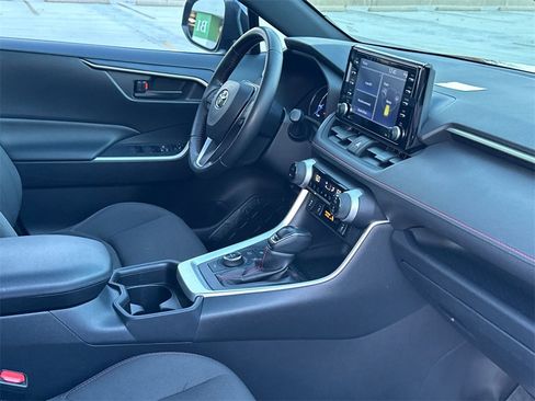 Used 2021 Toyota RAV4 SE image 13