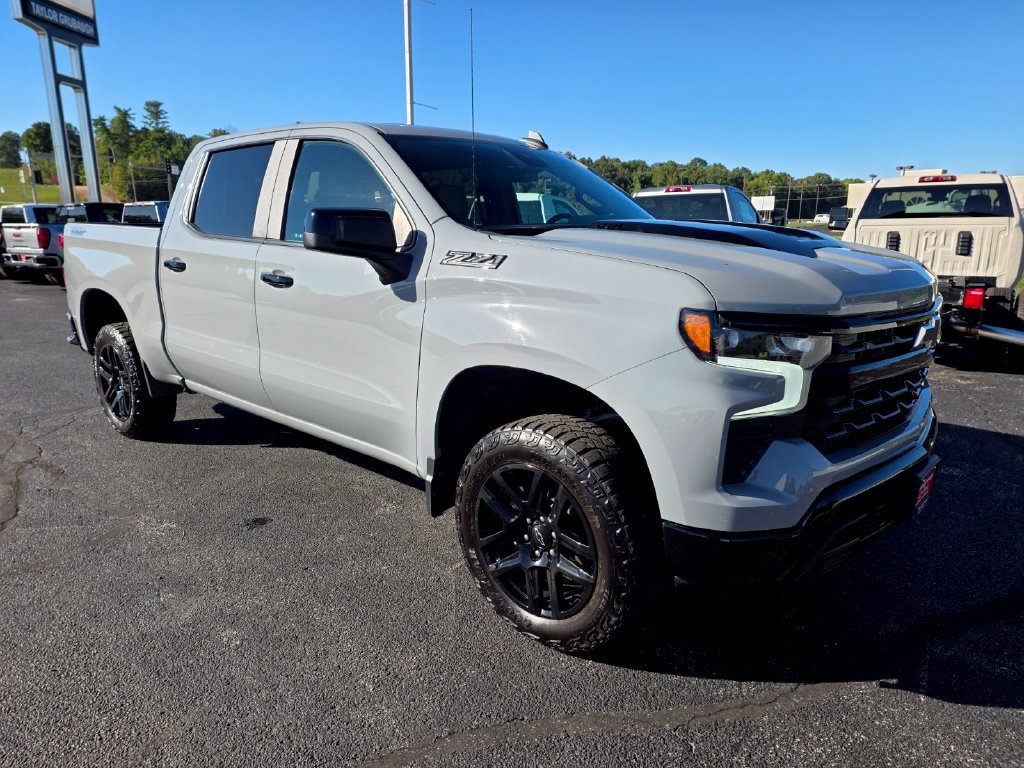Used 2024 Chevrolet Silverado 1500 LT Trail Boss w/ Convenience Package II AWD/4WD image 2